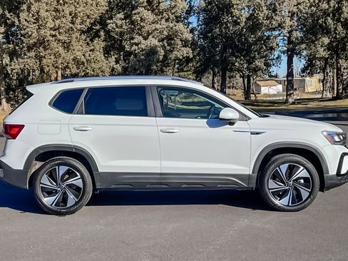 Used 2024 Volkswagen Taos SE image 3