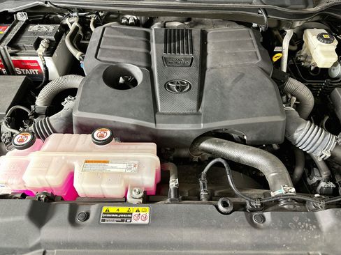 Used 2022 Toyota Tundra SR5 AWD/4WD image 30