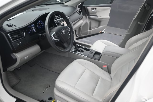 Used 2017 Toyota Camry XLE w/ Moonroof Package FWD image 4