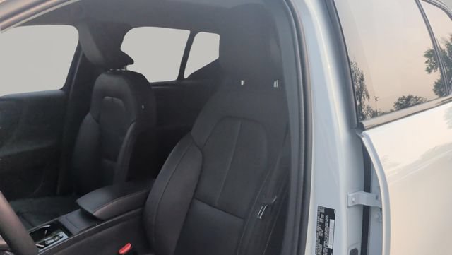Certified 2024 Volvo XC40 B5 Plus w/ Protection Package Premier AWD/4WD image 18