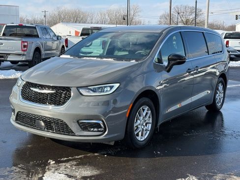 Used 2025 Chrysler Pacifica Select image 4