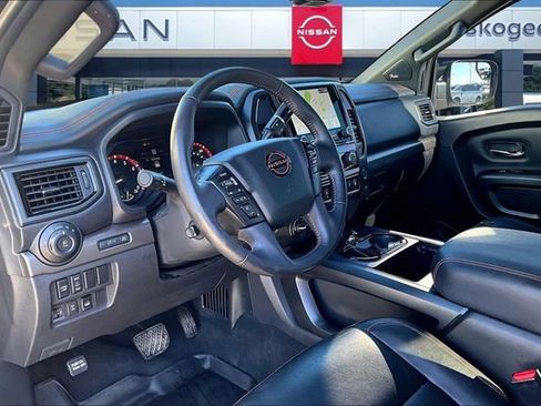 Used 2024 Nissan Titan PRO-4X w/ Pro-4x Convenience Package image 15