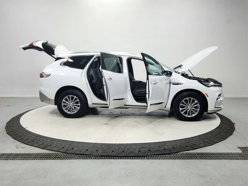 Used 2024 Buick Enclave Premium image 16