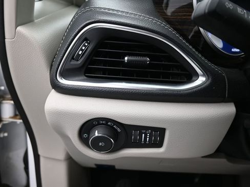 Used 2023 Chrysler Pacifica Limited FWD image 27