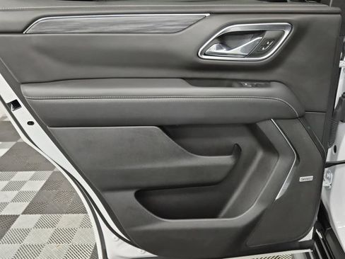 Used 2024 GMC Yukon SLT w/ SLT Luxury Package image 18
