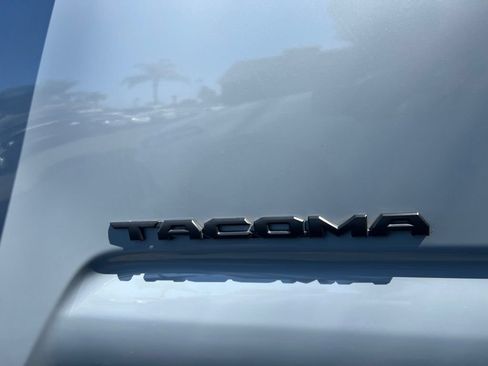 Used 2019 Toyota Tacoma TRD Off-Road w/ Technology Package AWD/4WD image 11