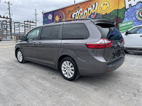 Used 2015 Toyota Sienna XLE image 3