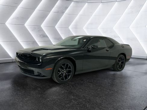 Used 2019 Dodge Challenger SXT w/ Blacktop Package RWD image 3