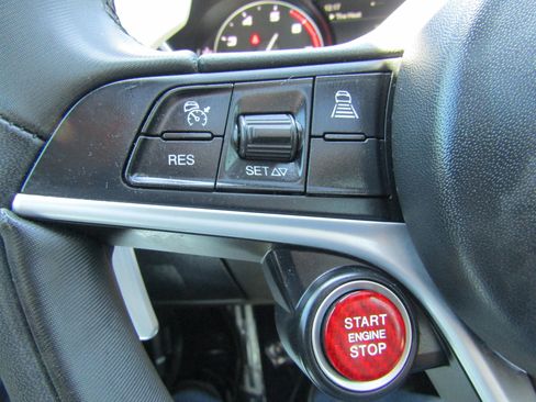 Used 2018 Alfa Romeo Giulia Ti Sport w/ Quick Order Package 22S Sport AWD/4WD image 31