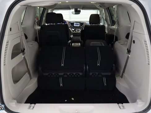 Used 2024 Chrysler Voyager LX image 25