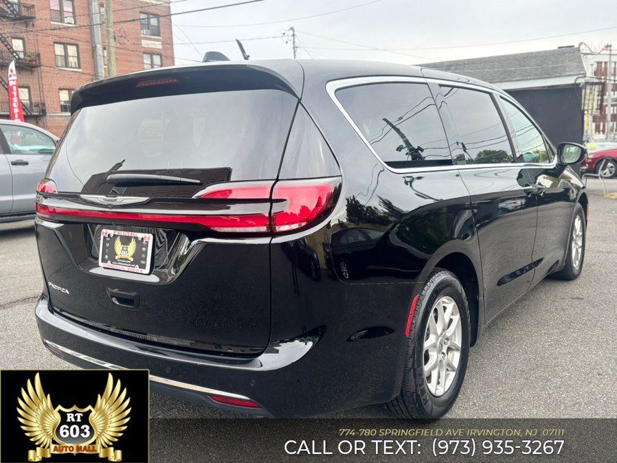 Used 2024 Chrysler Pacifica Touring-L FWD image 4