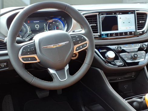 New 2026 Chrysler Pacifica Pinnacle FWD image 9