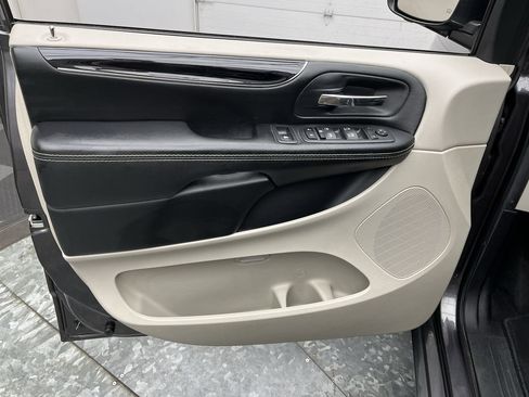 Used 2020 Dodge Grand Caravan SXT FWD image 6