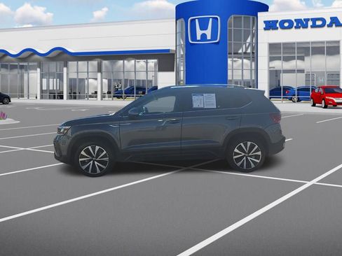 Used 2023 Volkswagen Taos SE w/ Panoramic Sunroof Package image 5