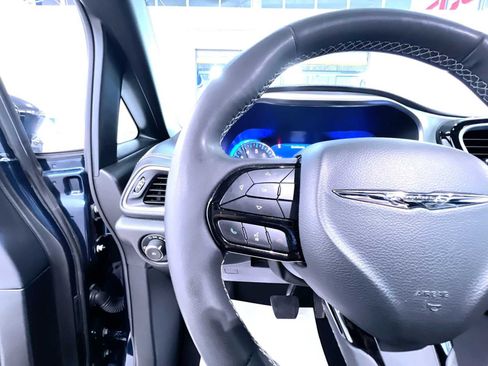 Used 2025 Chrysler Pacifica Limited FWD image 20