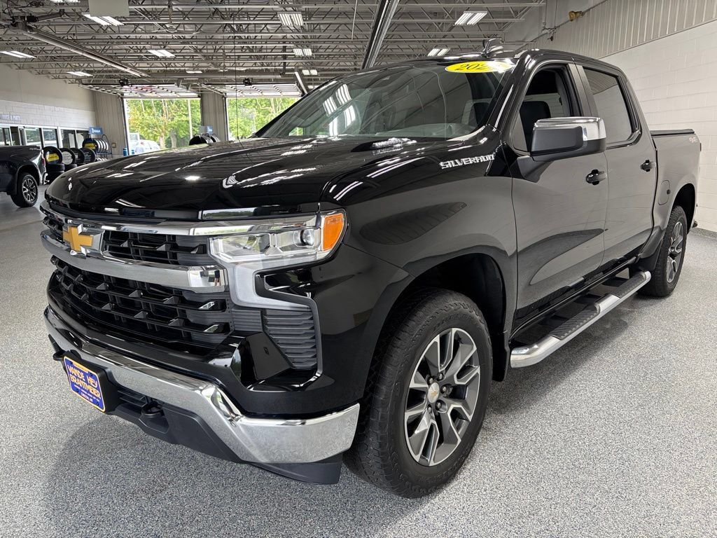 Used 2024 Chevrolet Silverado 1500 LT AWD/4WD image 3