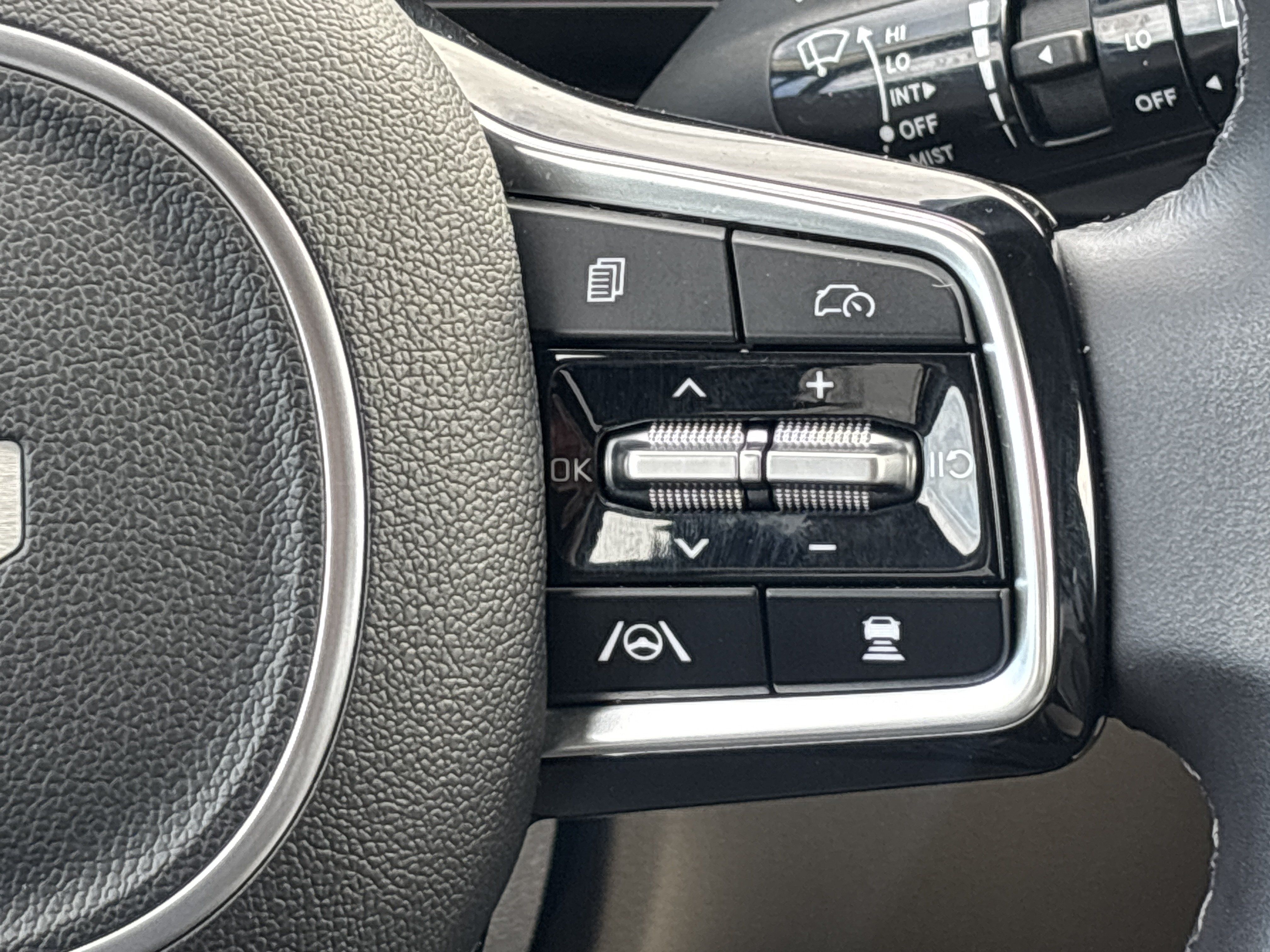 Used 2025 Kia Carnival FWD image 8