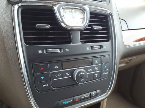 Used 2014 Chrysler Town & Country Touring FWD image 25