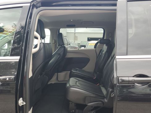 Used 2021 Chrysler Voyager Lxi image 12
