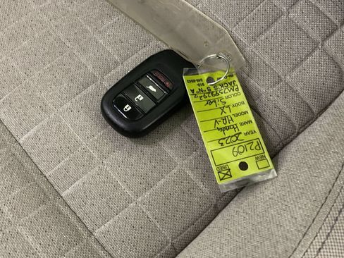 Used 2023 Honda HR-V LX image 38
