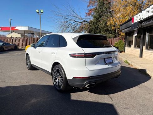 Used 2022 Porsche Cayenne Platinum Edition image 4