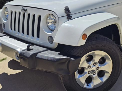 Used 2014 Jeep Wrangler Unlimited Sahara w/ Connectivity Group AWD/4WD image 10