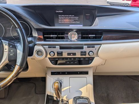 Used 2014 Lexus ES 350 w/ Luxury Package FWD image 10