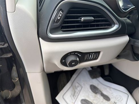 Used 2019 Chrysler Pacifica Touring-L Plus w/ Advanced Safetytec Group image 13