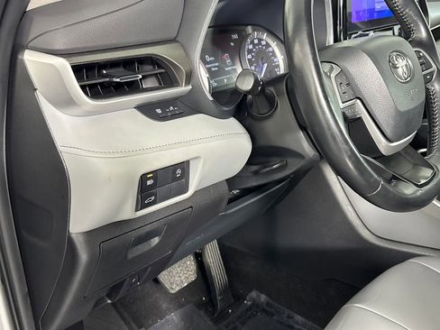 Used 2023 Toyota Highlander XLE image 12