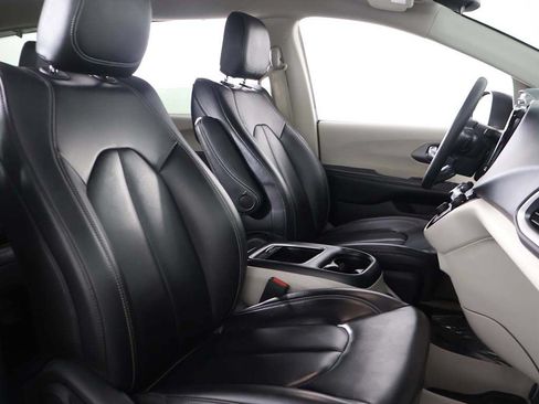 Used 2023 Chrysler Pacifica Touring-L FWD image 28