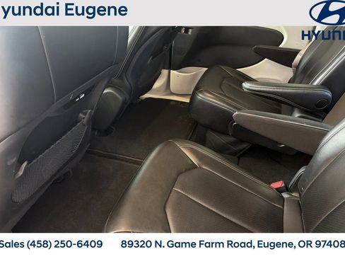 Used 2023 Chrysler Pacifica Touring-L FWD image 16