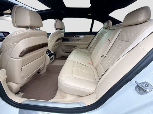 Used 2018 BMW 740i xDrive image 25