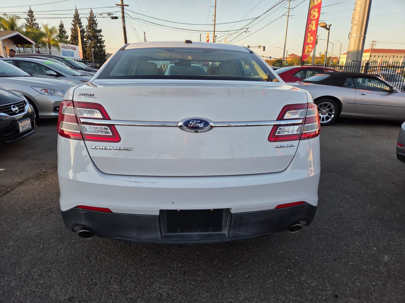 Used 2015 Ford Taurus SE FWD image 3