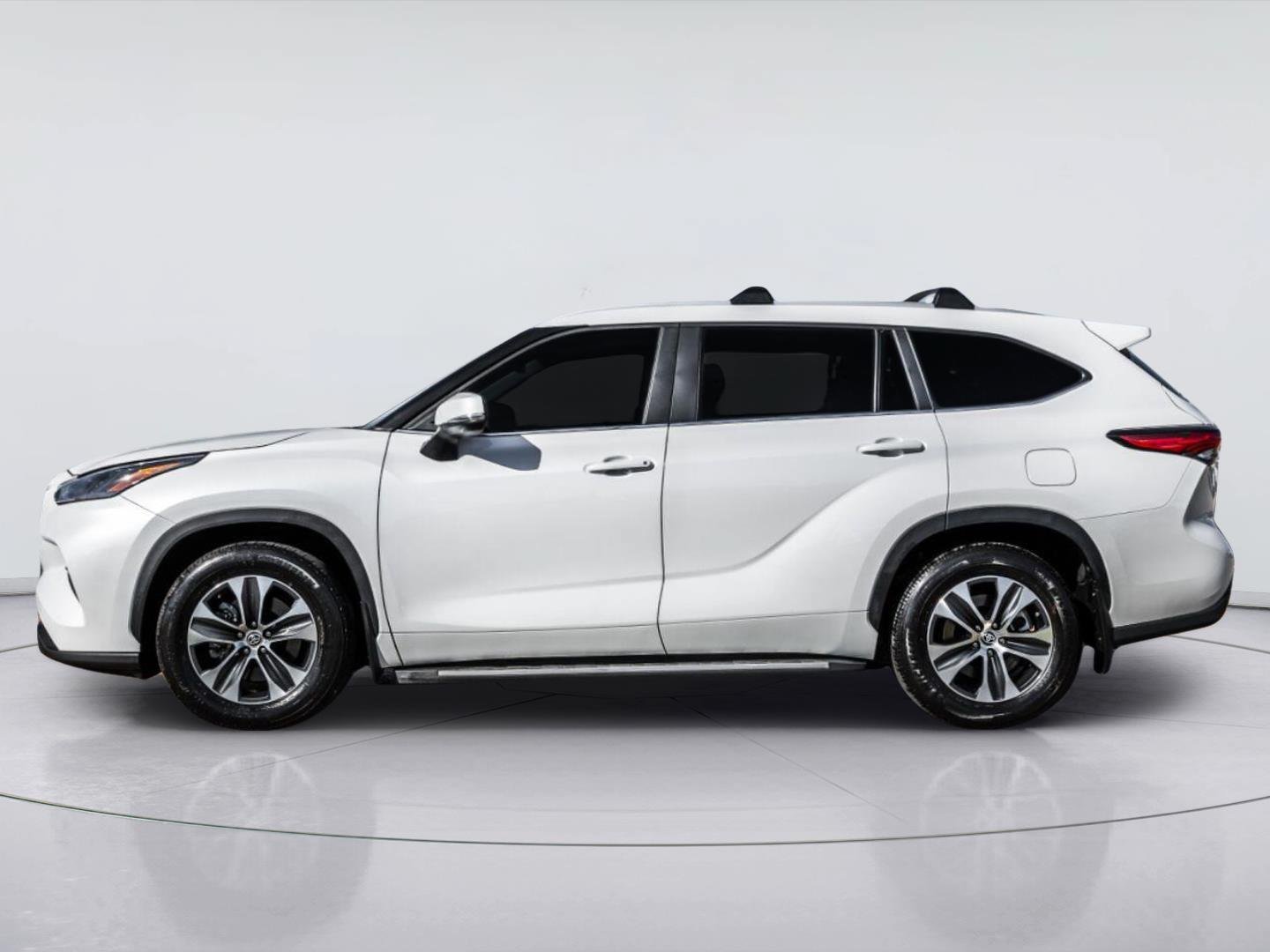 Used 2023 Toyota Highlander XLE FWD image 6