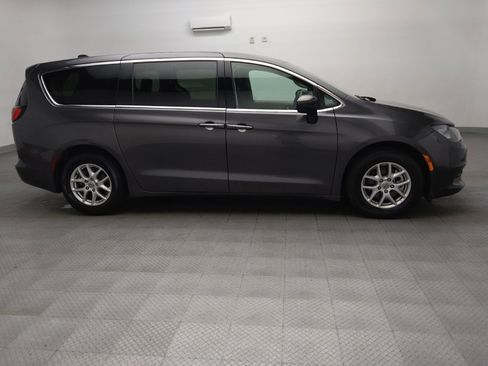Used 2023 Chrysler Voyager LX FWD image 11