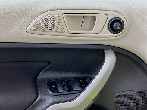 Used 2013 Ford Fiesta SE image 9