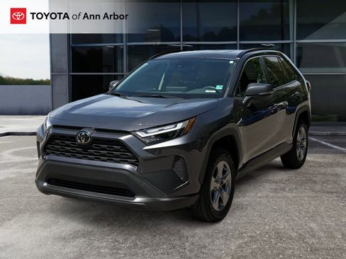 Used 2025 Toyota RAV4 XLE AWD/4WD image 2