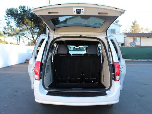 Used 2019 Dodge Grand Caravan SXT image 7