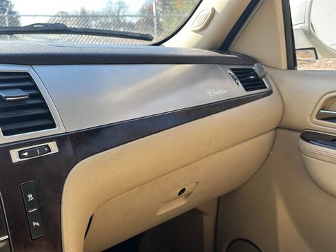 Used 2011 Cadillac Escalade ESV Premium image 17