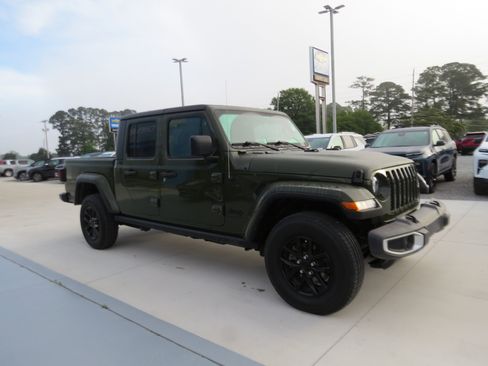 Used 2023 Jeep Gladiator Sport AWD/4WD image 5