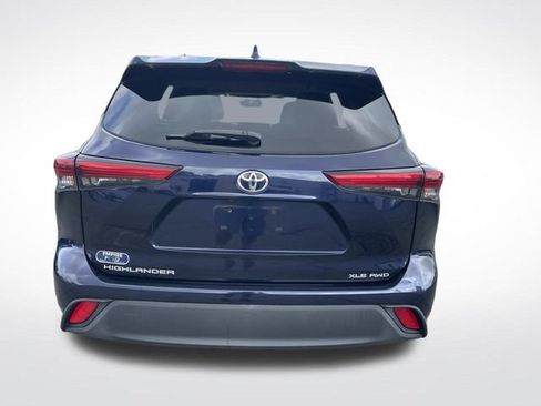 Used 2020 Toyota Highlander XLE AWD/4WD image 4