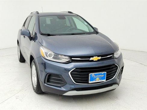 Used 2022 Chevrolet Trax LT w/ LT Convenience Package image 9
