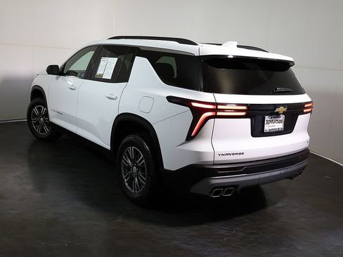 Used 2024 Chevrolet Traverse LT FWD image 2
