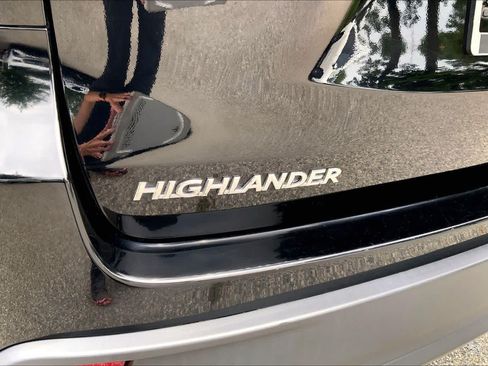 Used 2019 Toyota Highlander LE AWD/4WD image 10