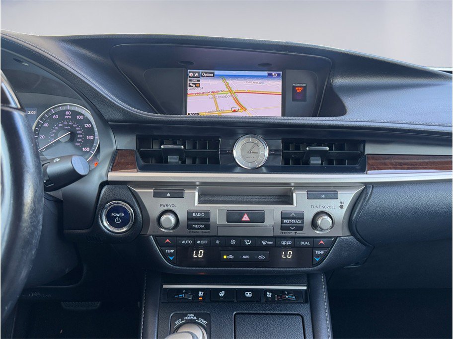 Used 2016 Lexus ES 300h w/ Luxury Package w/Wood Trim FWD image 11