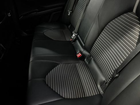 Used 2019 Toyota Camry FWD image 11