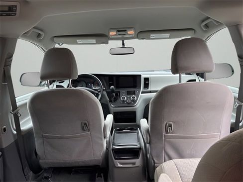 Used 2017 Toyota Sienna LE image 16