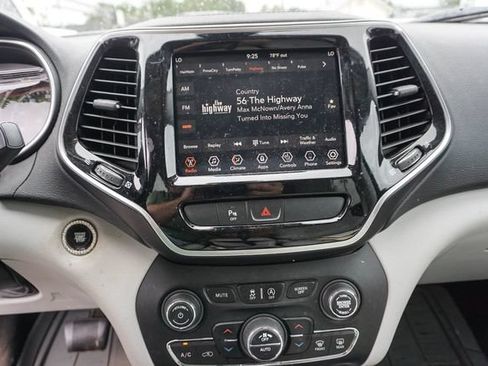 Used 2019 Jeep Cherokee Limited FWD image 11
