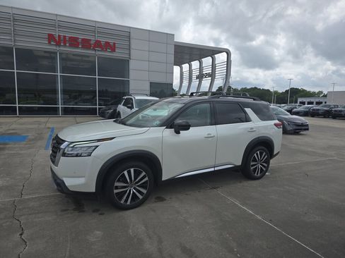Used 2023 Nissan Pathfinder Platinum w/ Cargo Package FWD image 2