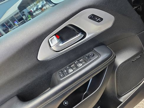Used 2019 Chrysler Pacifica Limited w/ Advanced Safetytec Group FWD image 26